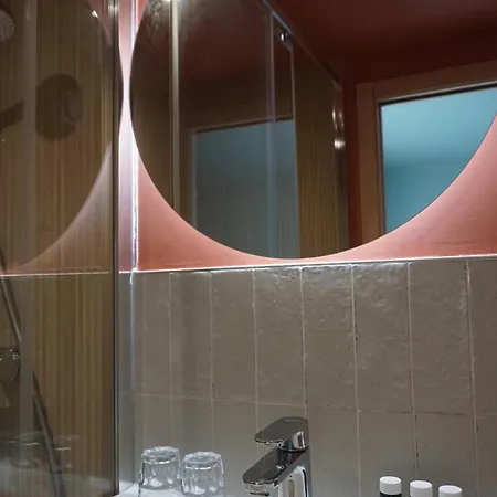 Les Bains 생발레리앙코