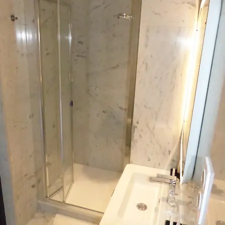 Les Bains Hotel